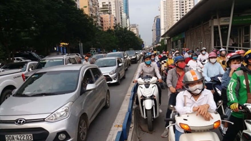 Học sinh đi học trở lại, mọi ngả đường ở Hà Nội xe chật như nêm cối