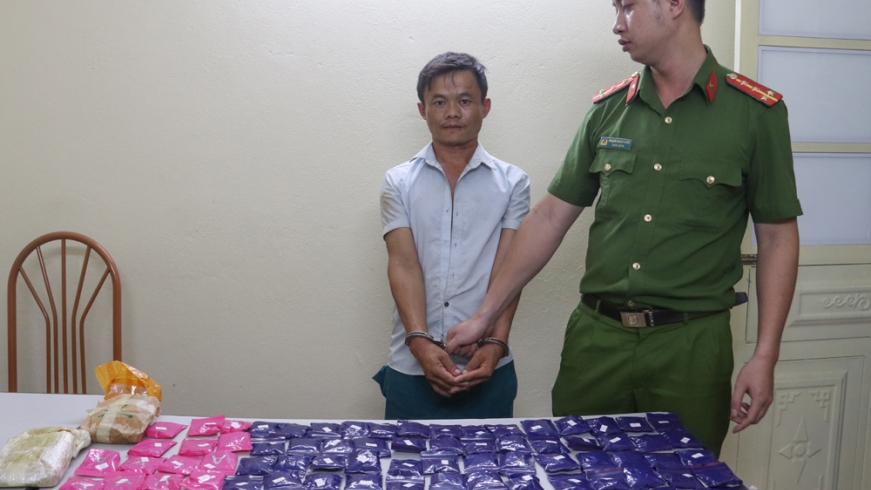 Bắt giữ đối tượng mang hơn 19.000 viên ma túy từ Lào về Việt Nam