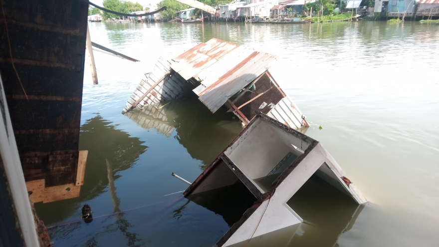 Liên tiếp sạt lở làm nhiều nhà dân Cần Thơ rơi xuống sông