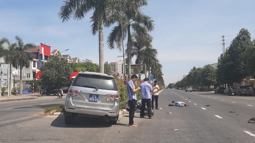 Xe của Ủy ban kiểm tra Tỉnh ủy Nghệ An đâm văng cô gái đi xe đạp điện