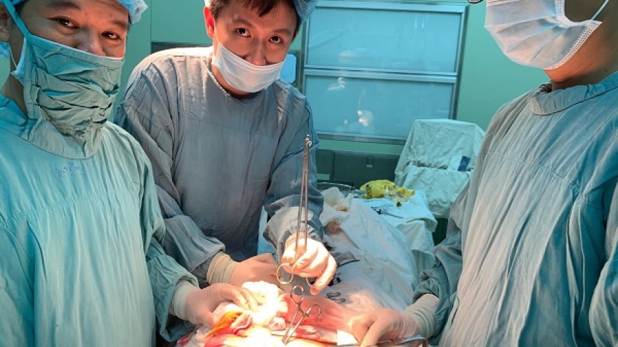 Phẫu thuật cấp cứu lấy lưỡi câu móc vào thành ruột người phụ nữ