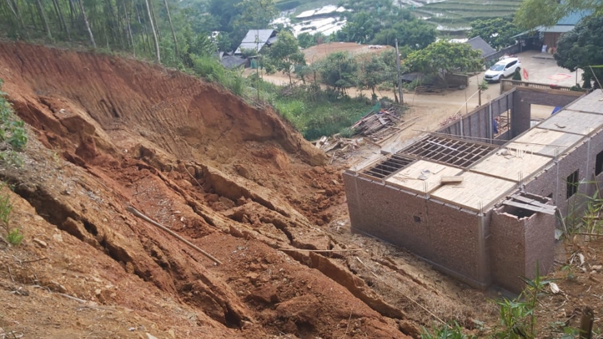 Gần 40 người ở Lào Cai suýt bị một góc quả đồi vùi lấp