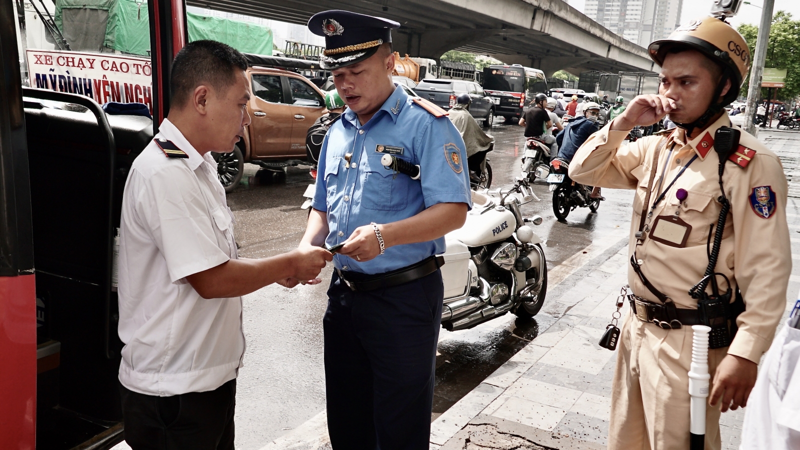 Xe khách “rùa bò” đại náo trước Bến xe Mỹ Đình