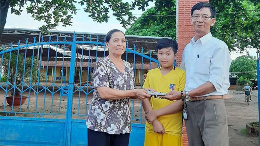 Cậu học sinh trả lại 50 triệu đồng, người bị mất xin nhận làm con nuôi