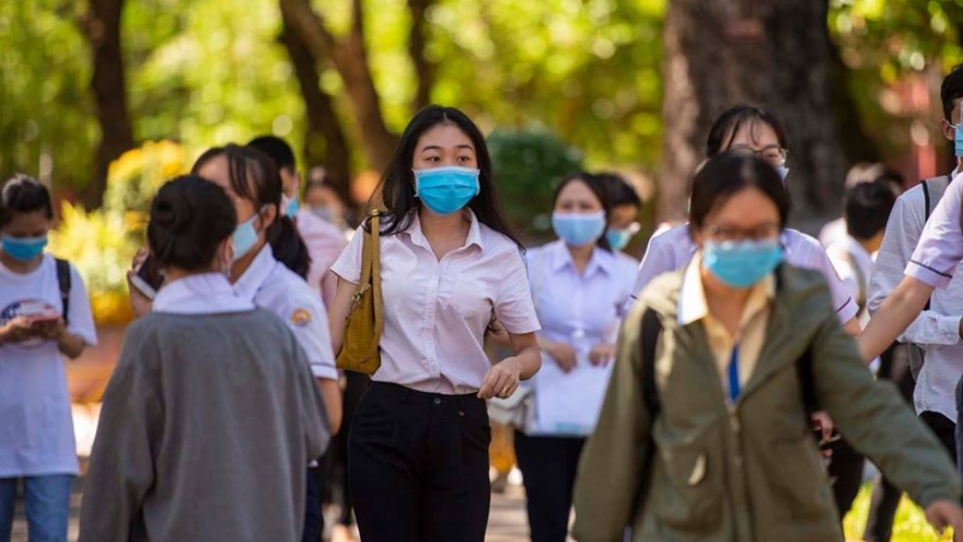 Ảnh: Những cảm xúc trái ngược của phụ huynh và thí sinh Huế trong buổi thi đầu tiên