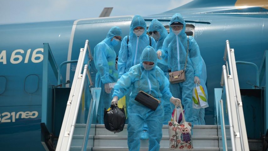 Chuyến bay đầu tiên “giải cứu” 202 du khách mắc kẹt ở Đà Nẵng về Hà Nội an toàn