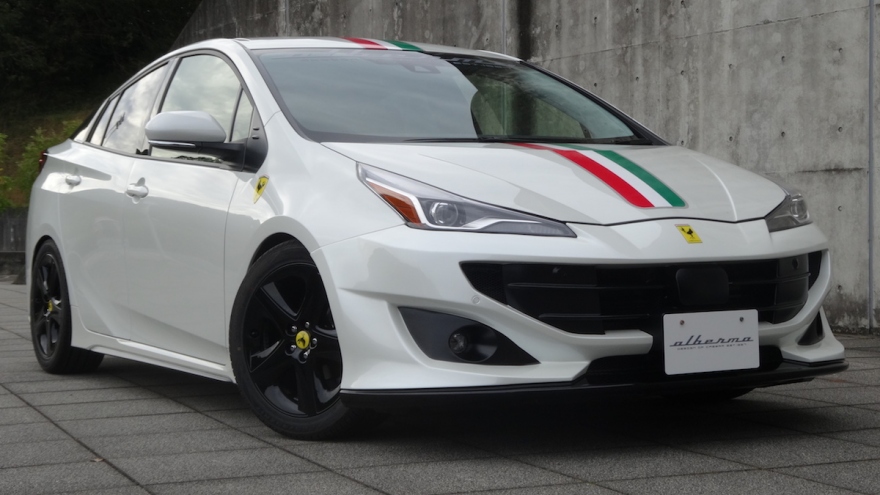 Toyota Prius độ phong cách Ferrari FF