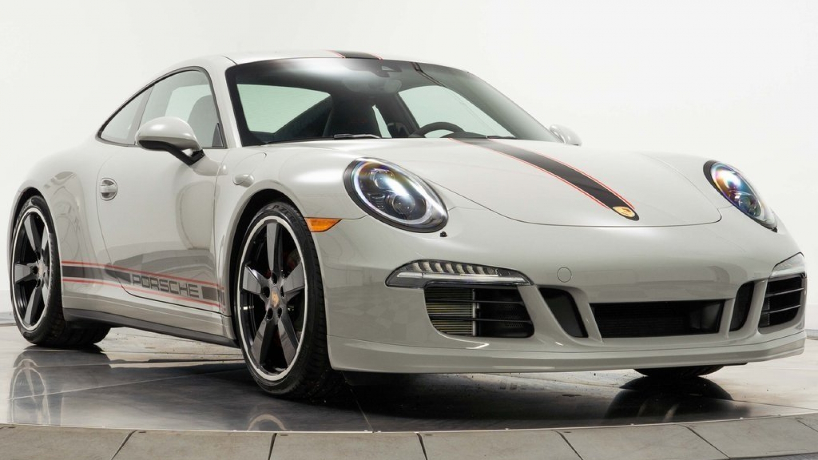 Mới chạy 66km, Porsche 911 Carrera GTS Rennsport đã được rao bán