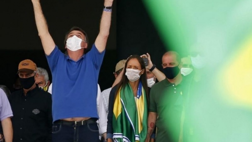 Tổng thống Brazil chụp ảnh với người biểu tình chống giãn cách vì Covid-19