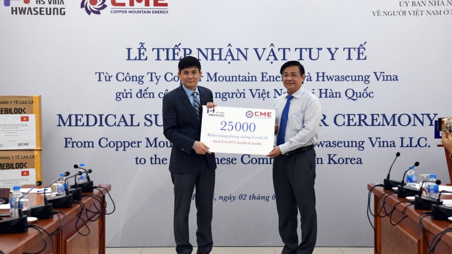Trao vật tư y tế hỗ trợ kiều bào Việt Nam tại Hàn Quốc phòng Covid-19
