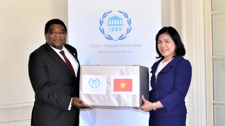 Trao quà khẩu trang y tế Quốc hội Việt Nam gửi tặng Ban Thư ký IPU