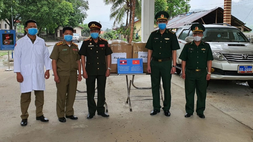 Tặng khẩu trang, dụng cụ y tế cho lực lượng bảo vệ biên giới Lào