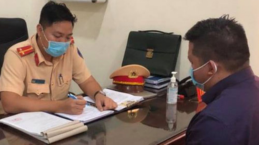 Lái xe chạy ​234km/h trên cao tốc bị tước giấy phép lái xe 3 tháng