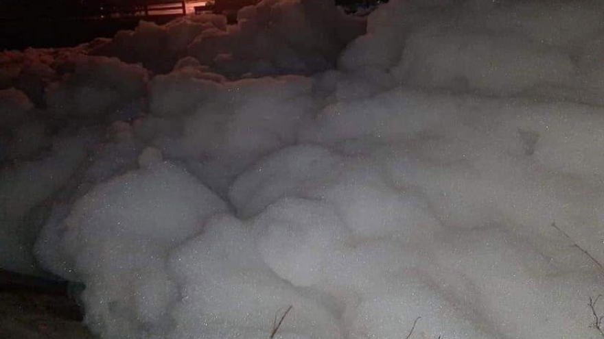 Nước suối Chợ nổi bọt trắng công ty bột giặt “quên” đậy thùng hóa chất