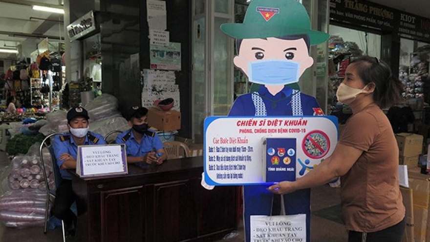 Nhiều người không đeo khẩu trang, đứng gần nhau tại chợ ở Quảng Ngãi