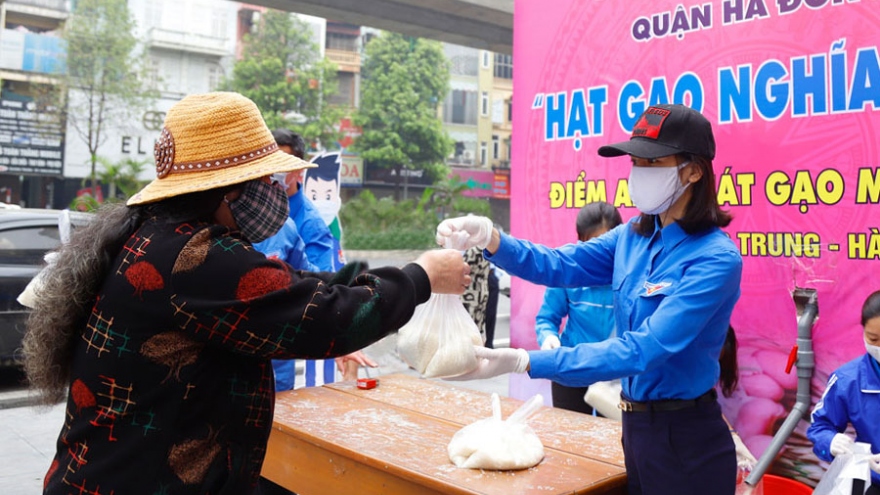Phụ nữ Hà Nội tặng thực phẩm cho người dân có hoàn cảnh khó khăn