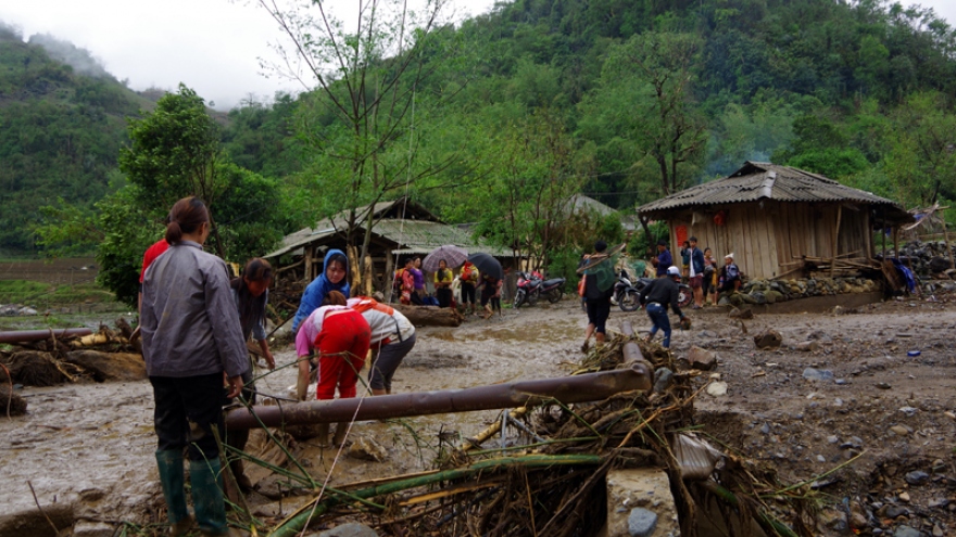 Ảnh: Dầm bùn, đội mưa nỗ lực hỗ trợ người dân khắc phục hậu quả thiên tai