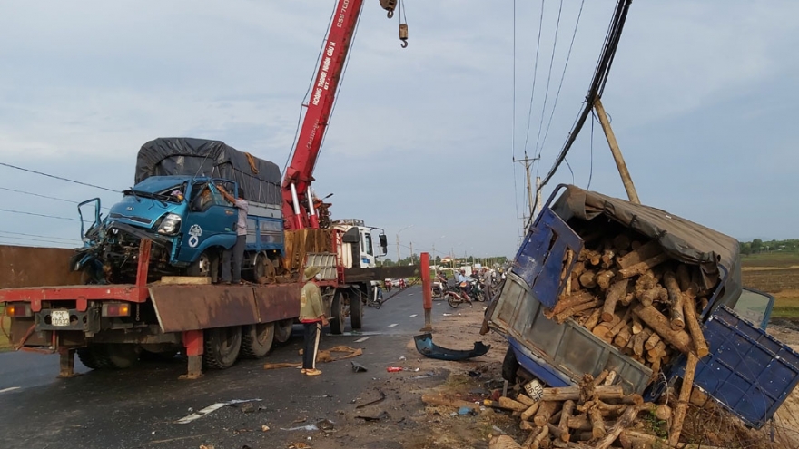Hai ô tô tải va chạm trên Quốc lộ 55 làm một phụ nữ chết trong cabin