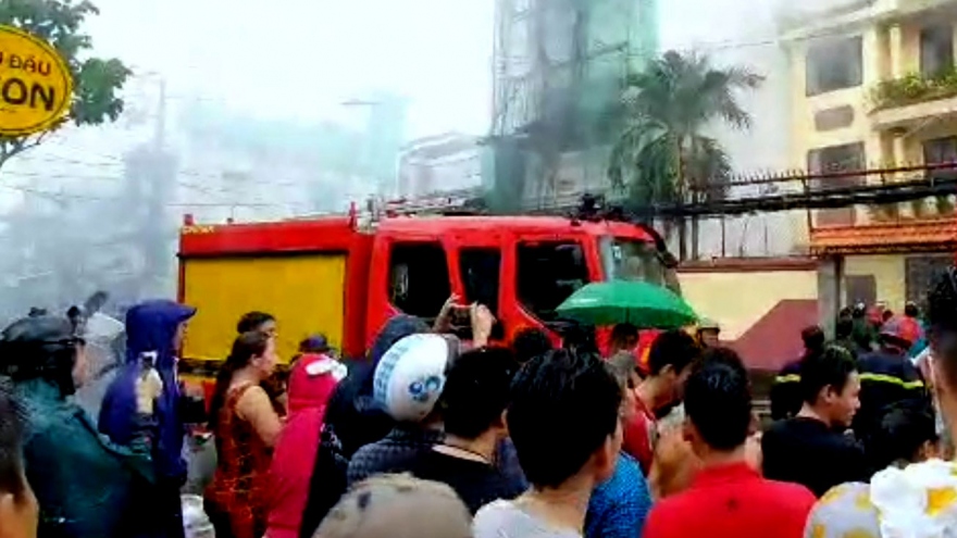 Xưởng giày bốc cháy, cả khu dân cư náo loạn​