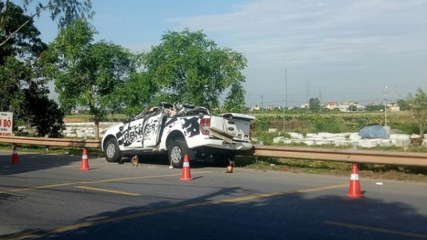 Xe bán tải húc tung ô tô dừng ven đường, nhiều người thương vong