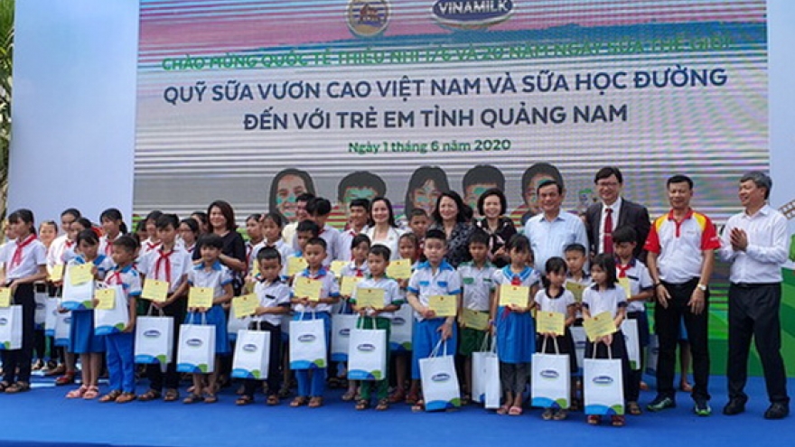 Phó Chủ tịch nước chung vui với thiếu nhi vùng cao tỉnh Quảng Nam