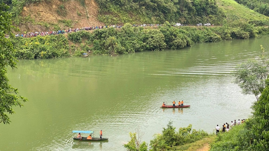 Ba người bị lật thuyền mất tích khi đi chơi đêm trên sông Chảy
