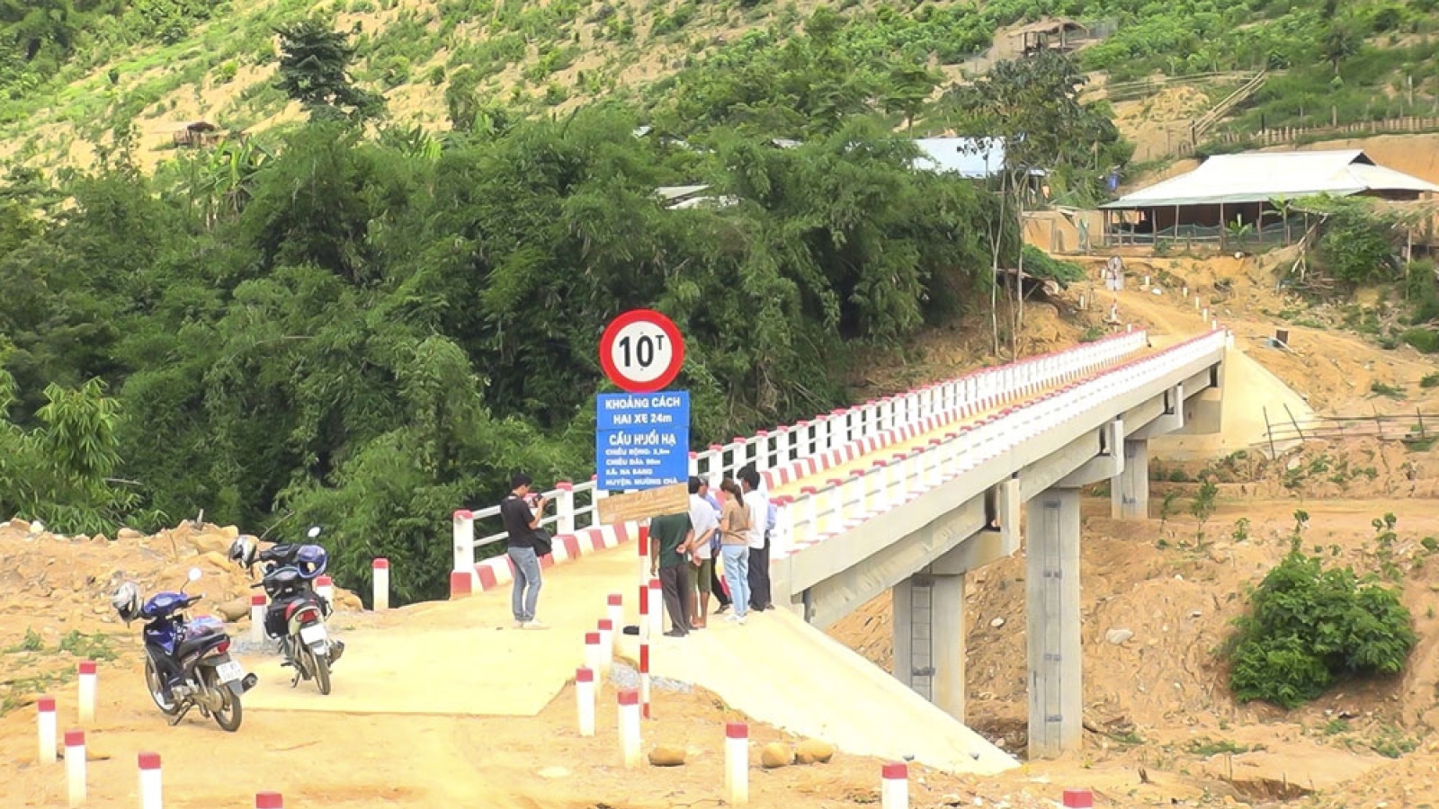 Khánh thành cầu bê tông ở nơi học sinh từng chui túi nilon qua suối