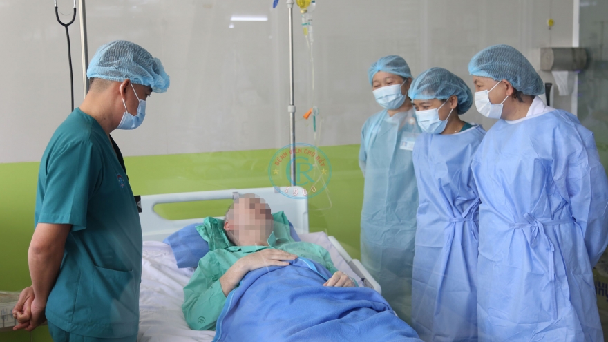 Đằng sau sự hồi sinh kỳ diệu của phi công người Anh mắc Covid-19