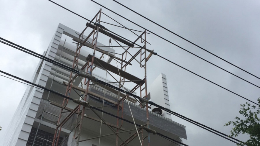 Giàn giáo chạm đường dây cao thế, 7,000 khách hàng bị cúp điện