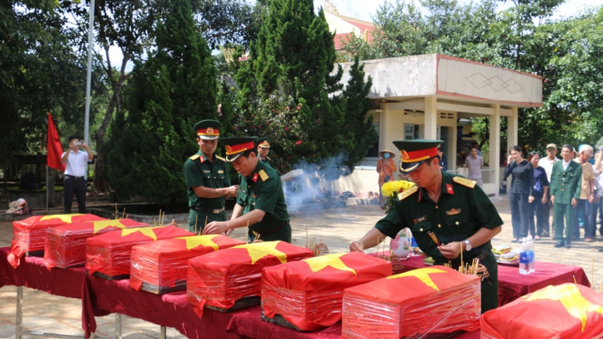 Truy điệu, an táng 10 hài cốt liệt sĩ trong kháng chiến chống Mỹ