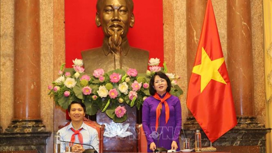Phó Chủ tịch nước gặp mặt đoàn cháu ngoan Bác Hồ tỉnh Nghệ An