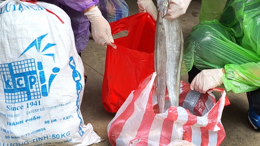 Ảnh: Người dân tiếp thực phẩm động viện đội ngũ y tế BV dã chiến Hòa Vang