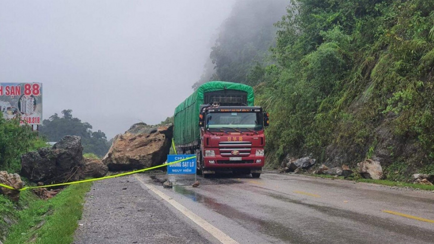Hoàn lưu bão số 2: Nhiều tuyến đường ở Sơn La sạt lở gây ách tắc do mưa lớn