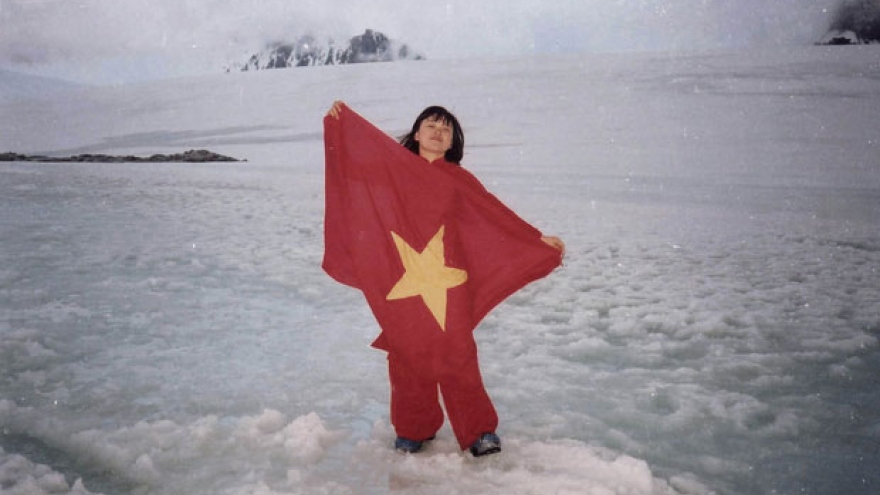 Cờ Việt Nam tung bay ở Nam Cực và chuyện về hành trình chống biến đổi khí hậu