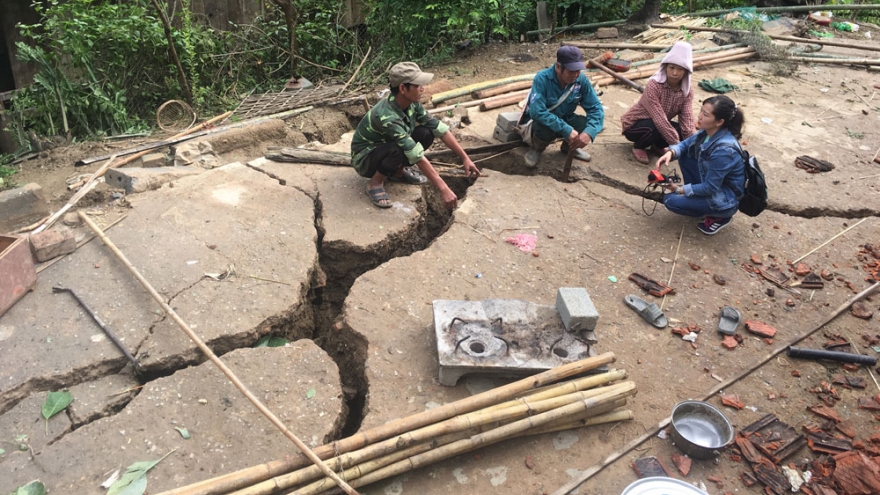 Khẩn trương di dời 19 hộ dân ở Mường La ra khòi khu vực có các vết nứt lớn