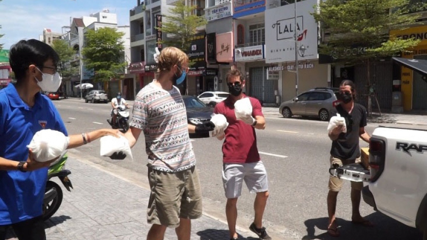 Người nước ngoài hỗ trợ dân nghèo tại Đà Nẵng chống dịch Covid-19