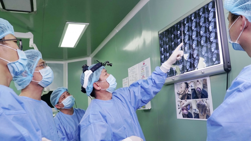 Tìm lại cuộc sống bình thường cho chàng trai 15 năm mang “khuôn mặt quỷ”