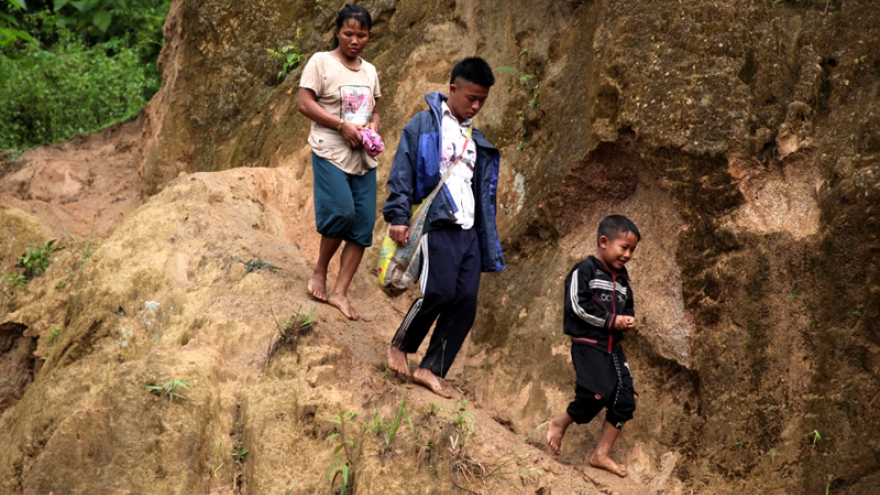 Ảnh: Những “chuyến đò” vượt núi nơi cuối trời Tây Bắc