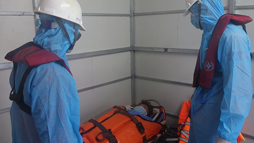 Cứu ngư dân bị tai biến trên vùng biển Hoàng Sa