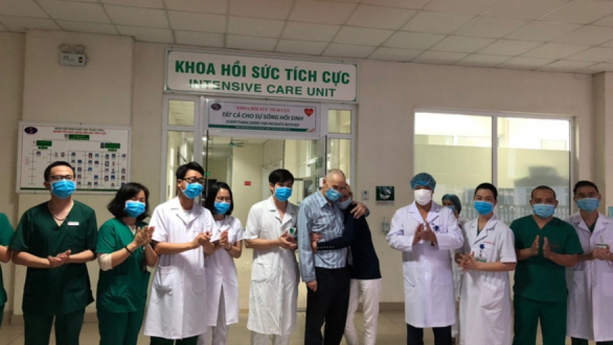 Bệnh nhân người Anh (BN28) xuất viện về nước ngay trong đêm