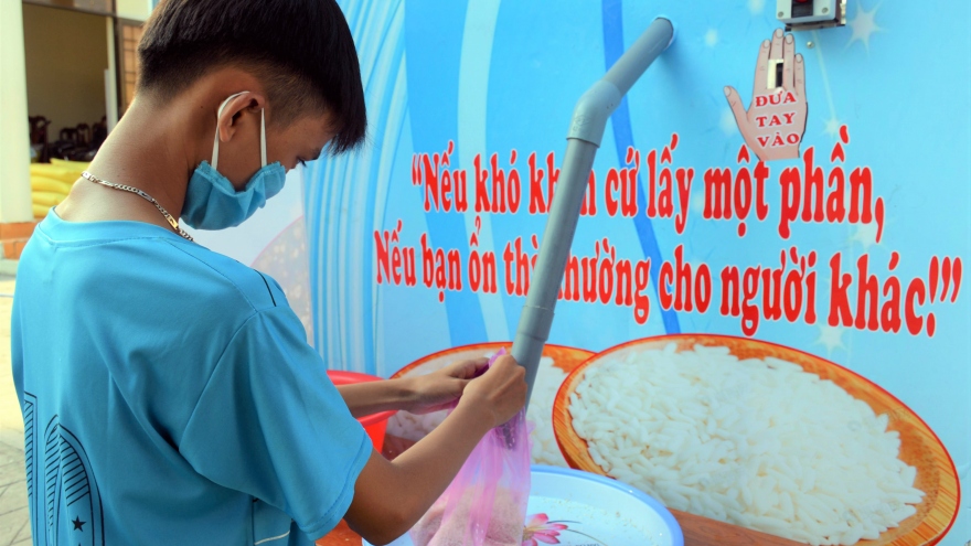 Hàng ngàn người nhận gạo từ cây “ATM gạo” tại Cà Mau