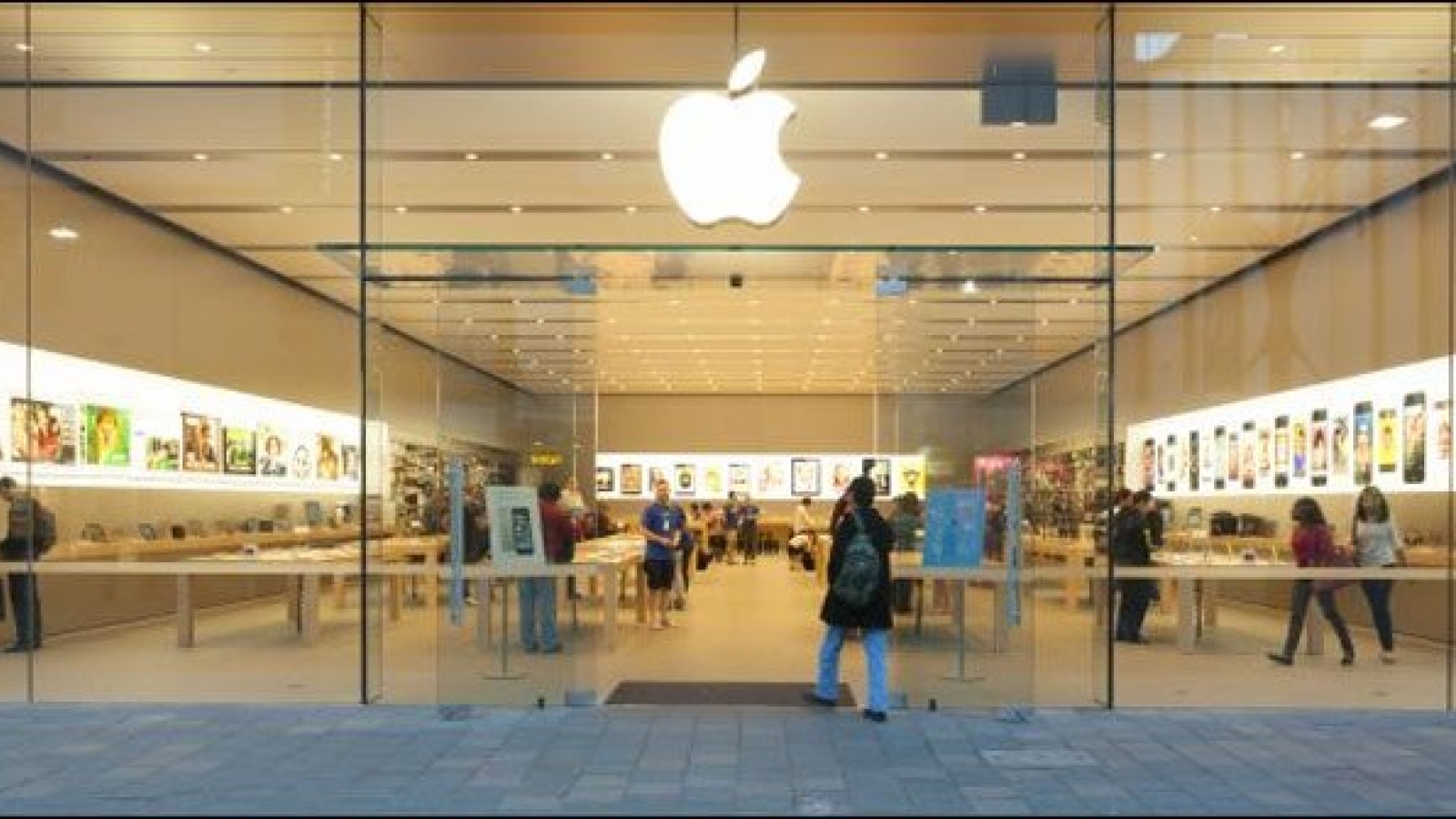 Apple Store đầu tiên chính thức mở cửa trở lại từ khi có dịch Covid-19