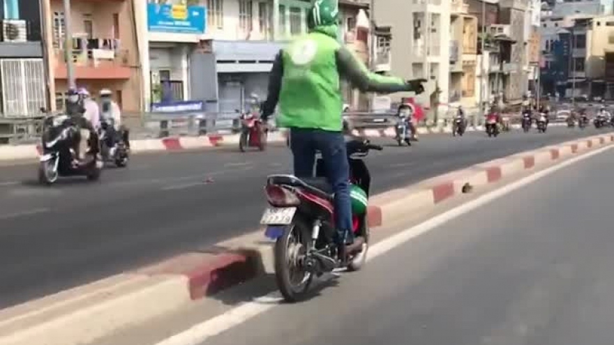 Clip: Thanh niên bỏ hai tay chạy xe máy băng băng trên phố