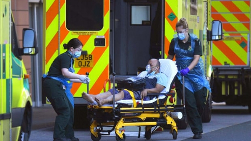 Số ca tử vong giảm, Anh vẫn lo ngại đỉnh dịch thứ hai