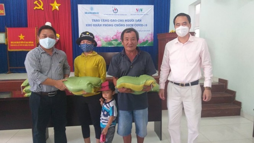 Trầm hương Khánh Hòa trao 10 tấn gạo giúp đồng bào khó khăn mùa dịch
