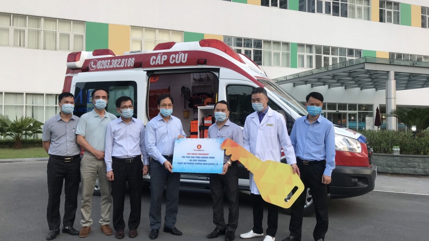 Vingroup tặng Quảng Ninh xe cứu thương phục vụ chống dịch Covid-19