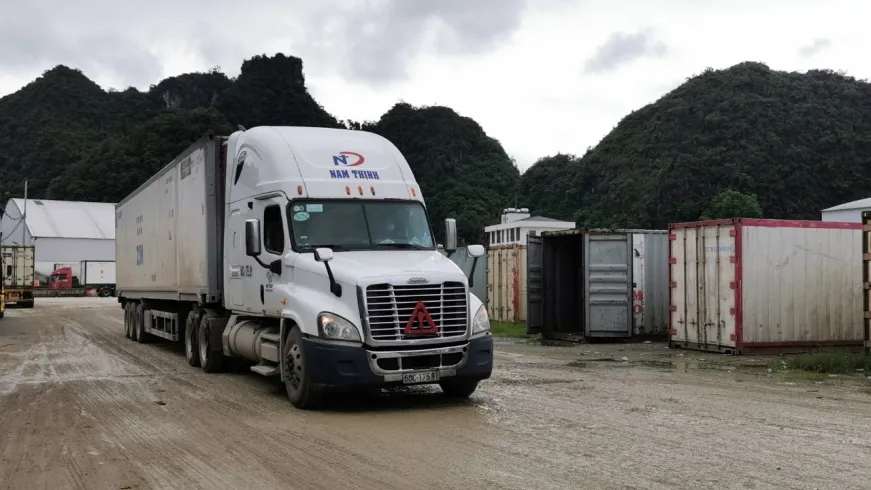 Gắn biển số điện tử với xe vào khu vực giám sát Hải quan Hữu Nghị Quan