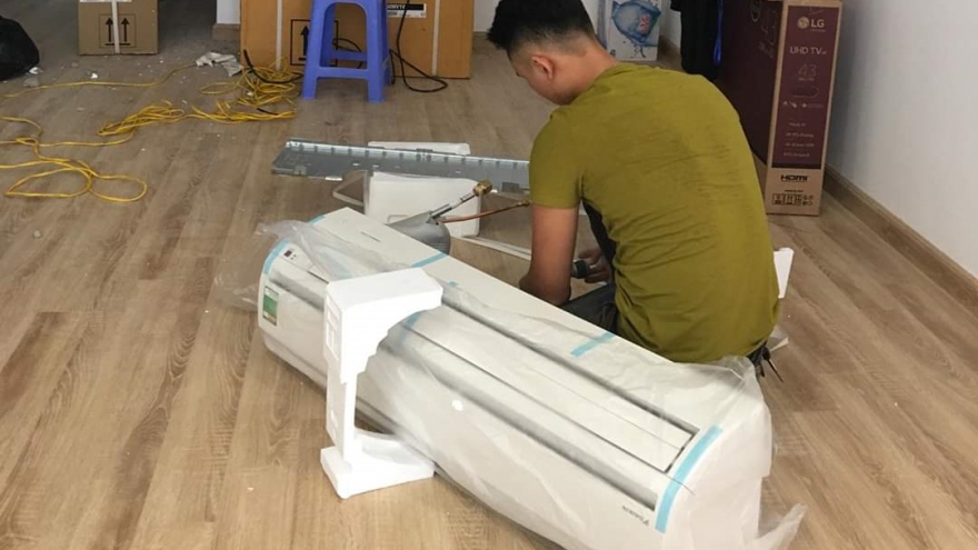 Đầu mùa nắng nóng, thợ điều hòa ở Hà Nội kiếm tiền triệu mỗi ngày