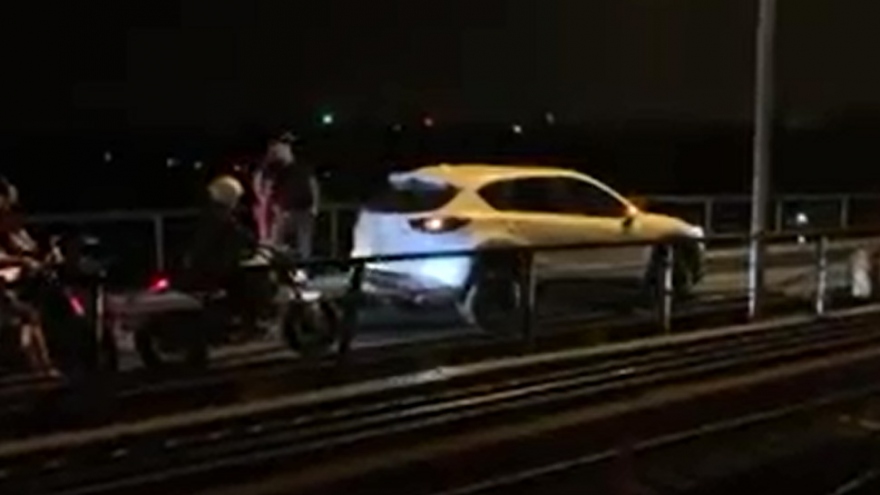 Video: Ô tô Mazda CX-5 ngang nhiên đi trên cầu Long Biên gây ùn tắc