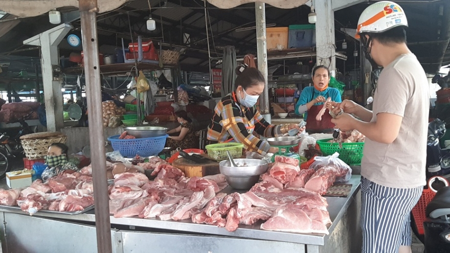 Giá lợn hơi cán mốc 100.000 đồng/kg